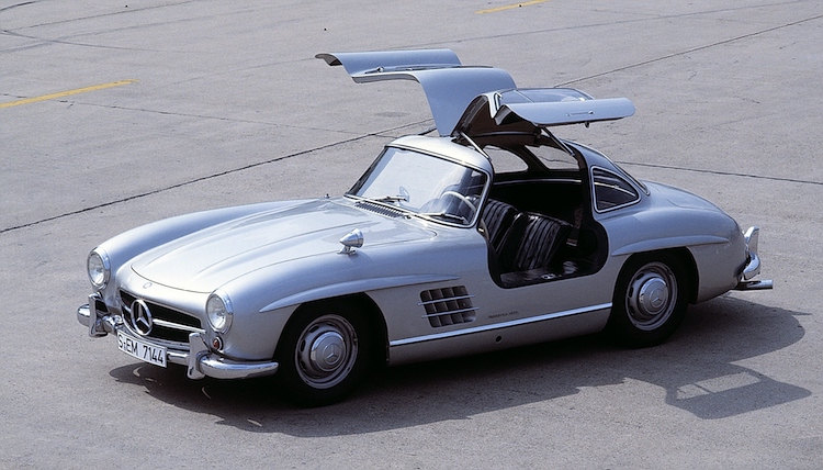 跳ね上げ式のガルウイングドアをもつ300SL