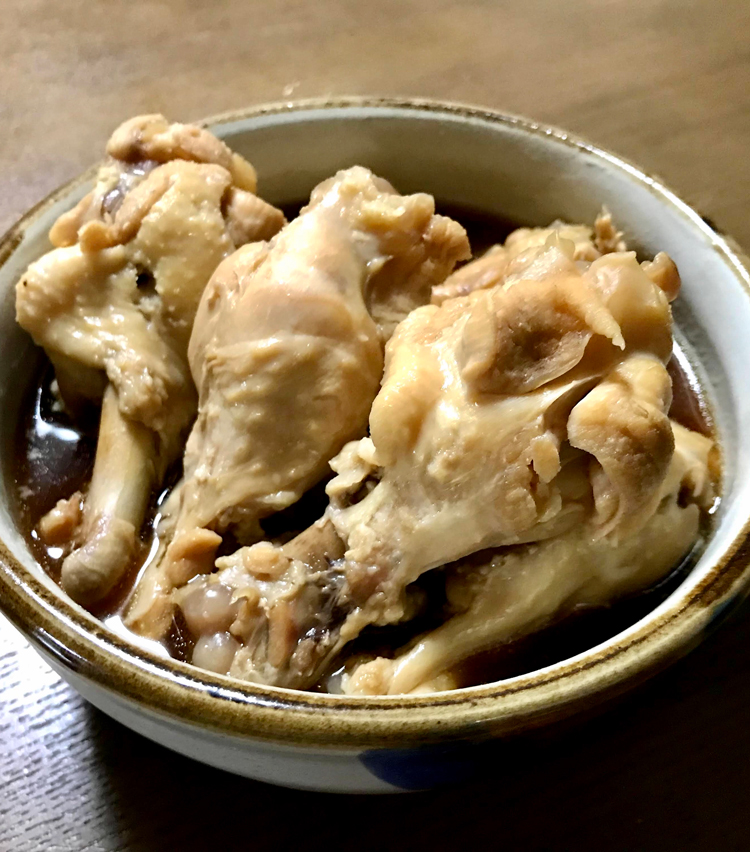 <p>2. 5分ほど煮たら醤油大さじ1を足してさらに5分煮たら完成。食材は無駄にせず、美味しく使い切るようにしよう。</p>
