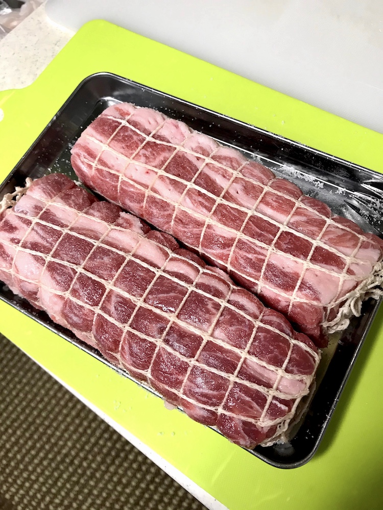 <p>1.材料を用意する。<br />
・豚肉肩ロースブロック　500g<br />
・長ネギ　1本<br />
・生姜1かけ<br />
・ニンニク1かけ<br />
・胡瓜1本</p>
<p>豚ブロックは水気をペーパータオルで拭き、フォークで全体を刺す。</p>
