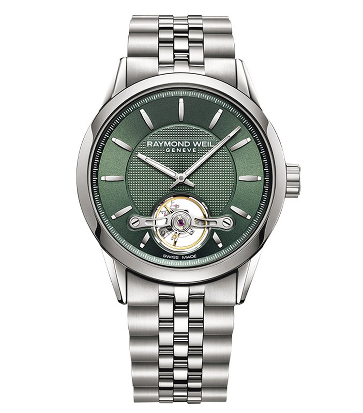 <p><strong>RAYMOND WEIL／レイモンド・ウェイル<br />
フリーランサー</strong><br />
テンプと、それを支えるブリッジを大胆に見せるダイヤルが、ディープグリーンをまとった。中央はクル・ド・パリ、外周はサテンと異なる装飾を組み合わせ、ブレスレットは５連とするなど凝った外装は、高級感を湛える。自動巻き。径42㎜。SSケース＆ブレスレット。24万5000円（GMインターナショナル）</p>
