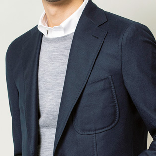 オンの紺ジャケ＆白シャツを休日に着回すには？【1分で出来る胸元お洒落】