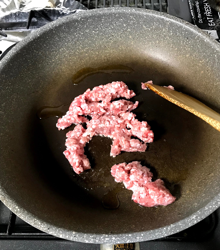 <p>4. フライパンにサラダ油少々を引き、ひき肉を炒める。</p>
