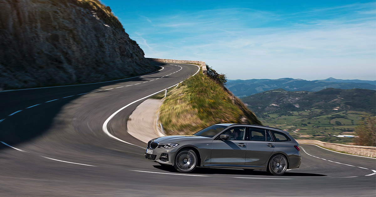 「素にして良質」な実用スポーティBMW318iツーリングの深みを 