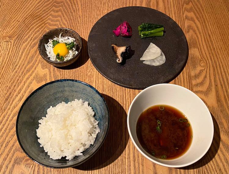 ご飯膳、炊き立てご飯と赤味噌の味噌汁