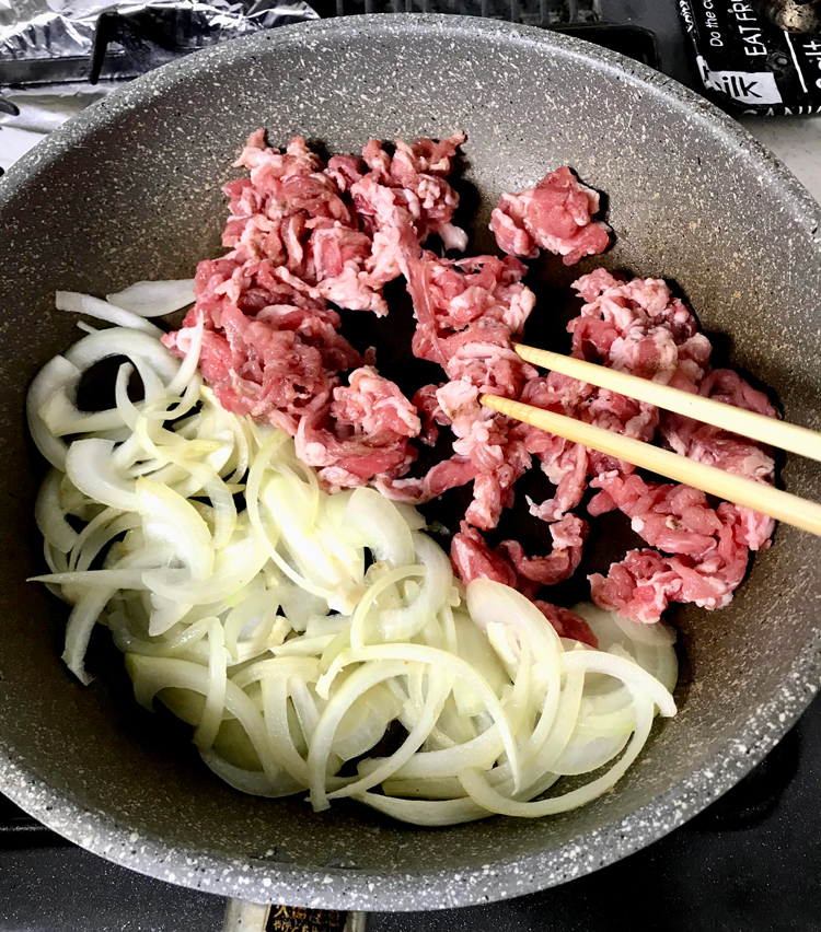 <p>5. 玉ねぎがしんなりしてきたら豚肉を入れ、ほぐしながら軽く炒める。</p>
