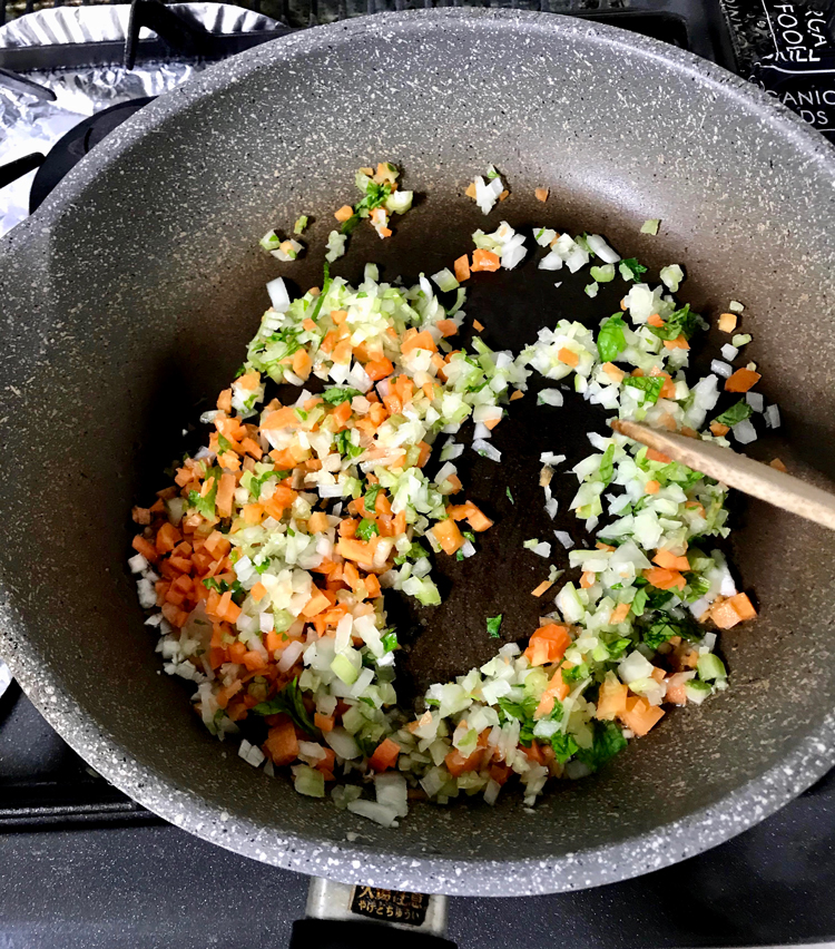 <p>7. ニンニクの香りが立ってきたらその他の野菜を入れ、軽く塩をし、しんなりするまで炒める。</p>
