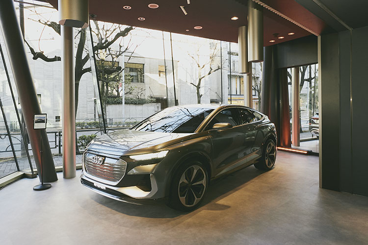 <p>展示されているコンセプトカーQ4 Sportback e-tron concept</p>
