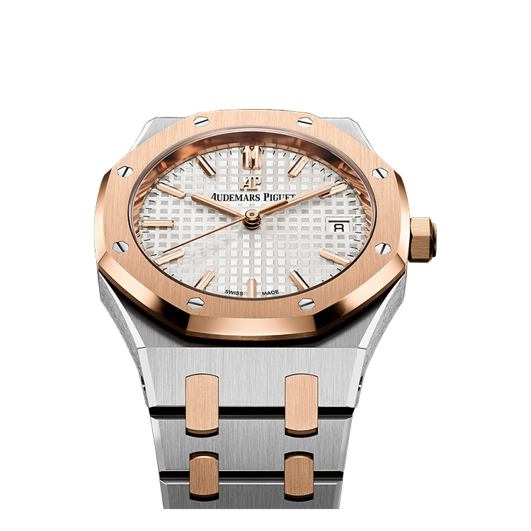 <p><strong>AUDEMARS PIGUET（オーデマ ピゲ）<br />
ロイヤル オーク オートマティック</strong></p>
<p>34mm自動巻きは、ロイヤル オークの歴史の中でも初。小さくともビス留めした八角形ベゼルやケースとブレスレットとの滑らかな融和といった造形美は、オリジナルを踏襲。さらにバイカラーで特徴的なディテールは際立ち濃密さを増した。自動巻き。径34mm。SS＋18KPGケース＆ブレスレット。240万円（オーデマ ピゲ ジャパン）</p>
