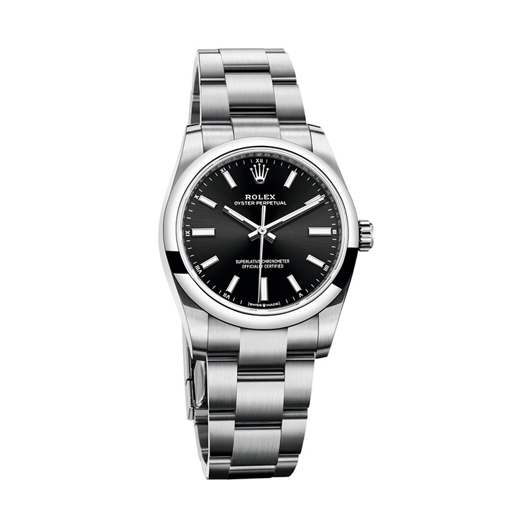 <p><strong>ROLEX（ロレックス）<br />
オイスター パーペチュアル 34mm</strong></p>
<p>サンレイ仕上げによる繊細な光沢が魅力のブライトブラックダイヤル。熟練したブラッシング技術によって、中心から外側に向かって掘られた細い溝に、光を均一に拡散させているのだ。さらに、2020年に発表された自社製ムーブメントCal.2232を搭載し、耐衝撃性や耐磁性、精度を高め、約55時間駆動を得ている。自動巻き。径34mm。オイスタースチールケース＆ブレスレット。50万5000円（日本ロレックス）</p>
