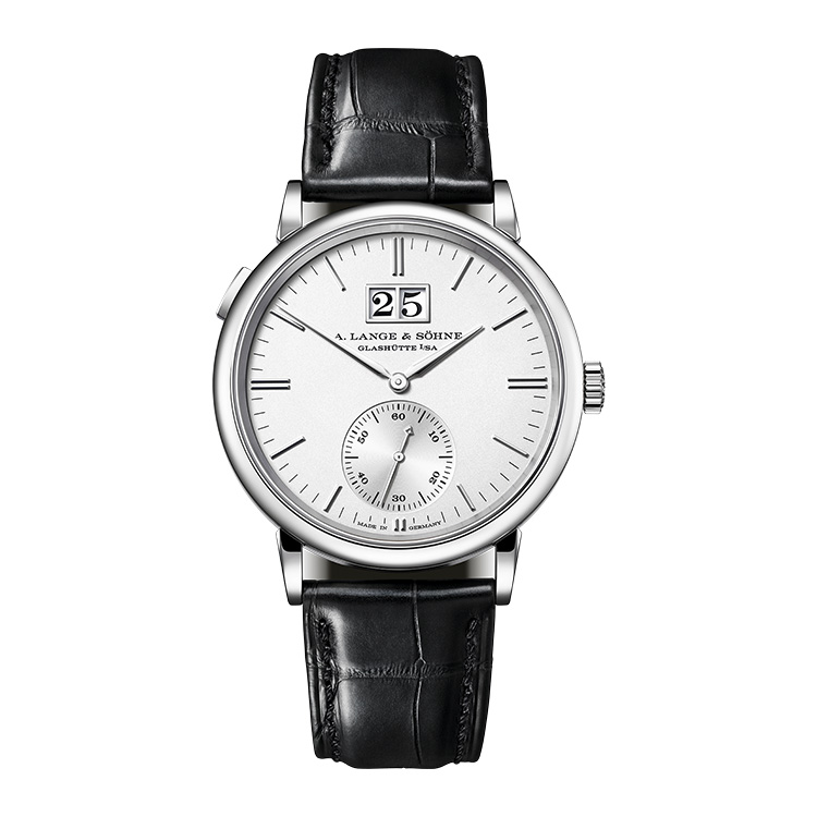 <p><strong>A. LANGE & SÖHNE（A.ランゲ＆ゾーネ）<br />
サクソニア・アウトサイズデイト</strong></p>
<p>12時位置に威風堂々たるアウトサイズデイトを掲げるダイヤルを、シルバーに染めた新色。WGのケースと黒いストラップとを組み合わせ、静謐なモノトーンに装った。針とバーインデックスもWG製。入念な手磨きによる輝きはダイヤルに浮き立ち、視認性も高い。ドイツの名門ならではの上質感が小さなケースに凝縮された。自動巻き。径38.5mm。18KWGケース。アリゲーターストラップ。298万円（A.ランゲ＆ゾーネ）</p>
