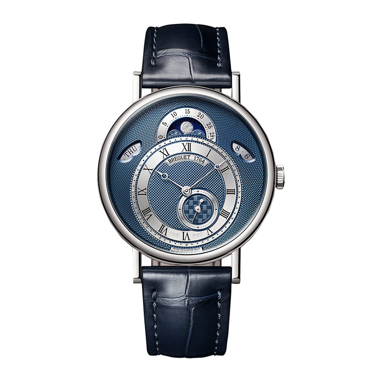 <p><strong>BREGUET（ブレゲ）<br />
クラシック 7337</strong></p>
<p>下にオフセットしたダイヤルの上部に、日・曜日各表示窓とムーンフェイズを配置する。初代ブレゲが1823年に販売した懐中時計に範を取るダイヤルが、初めてブレゲブルーをまとった。スモールセコンド内をダミエ柄に改めるなど、ギヨシェ装飾も一新。メゾンの伝統を受け継ぐ意匠は、クラシカルで小ぶりなケースにふさわしい。自動巻き。径39mm。18KWGケース。アリゲーターストラップ。466万円（ブレゲ ブティック銀座）</p>
