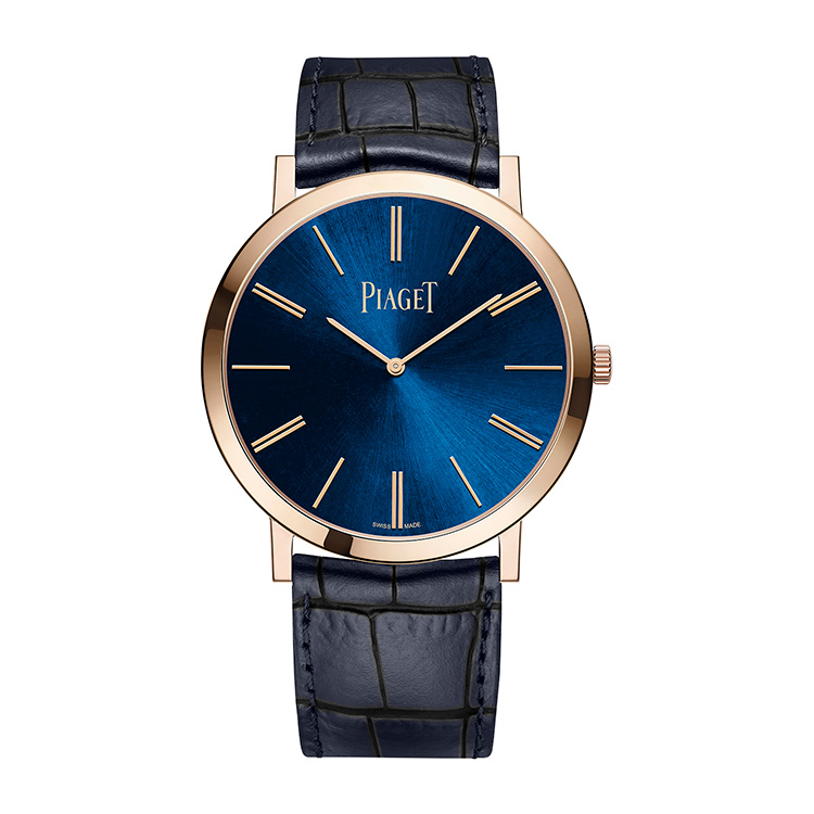 <p><strong>PIAGET（ピアジェ）<br />
アルティプラノ</strong></p>
<p>ケース厚は6mmと極薄で、ダイヤルはミニマルを極める。メゾンを代表するドレスウォッチが、サンレイブルーのダイヤルとPGケースとの初の組み合わせに。深いピアジェブルーが、サンレイ加工で鮮やかさをまとった。バーインデックスが植字であるのも、限定モデルならではの魅力。上質感はより高い。限定300本。手巻き。径38mm。18KPGケース。アリゲーターストラップ。192万8000円（ピアジェ コンタクトセンター）</p>
