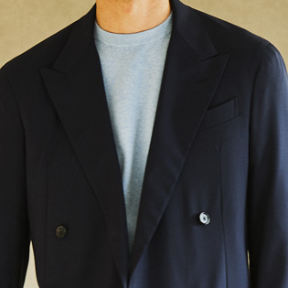 クルーネックＴシャツをビジカジで着るには？【1分で出来る胸元お洒落】