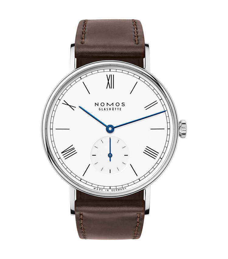 <p><strong>NOMOS GLASHÜTTE（ノモス グラスヒュッテ）<br />
ラドウィッグ 38 ホワイトエナメル</strong><br />
ケース厚は6.7mmと薄型で、ホワイトのダイヤルはエナメル調の質感を持つラッカー仕上げとなっている。そして自社製ムーブメントを搭載。高級時計の仕様を、現実的な価格で実現。外周にレイルウェイを置いたダイヤルは、クラシカル。乳白色のエナメルとコントラストを成すブルーの針は、スリムでモダンだ。その鮮やかな青は、伝統的な熱処理によってかなえられている。手巻き。径37.5mm。SSケース。シェルコードバンストラップ。24万円（大沢商会）</p>
