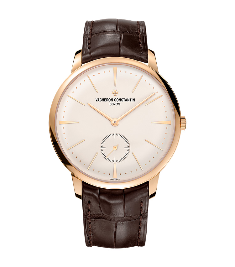 <p><strong>VACHERON CONSTANTIN（ヴァシュロン・コンスタンタン）<br />
パトリモニー・マニュアルワインディング</strong><br />
1950年代製モデルに想を得たレトロな外観を、やや大ぶりなケースでモダナイズ。ダイヤルはわずかに膨らんだボンベで、その曲面に完璧に調和するよう植字インデックスと針はカーブを描き、ポリッシュ仕上げで煌めきを放つ。入念な作り込みが、老舗メゾンの矜持だ。風防はドーム状ながら、ケース厚は7.65mmと薄い。手巻き。径42mm。18KPGケース。アリゲーターストラップ。228万円（ヴァシュロン・コンスタンタン）</p>
