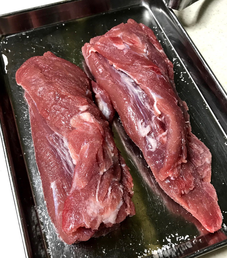 <p>1. まずは肉の下ごしらえ。豚ヒレ肉はフォークで全体を刺し、塩大さじ1を揉み込む。</p>
