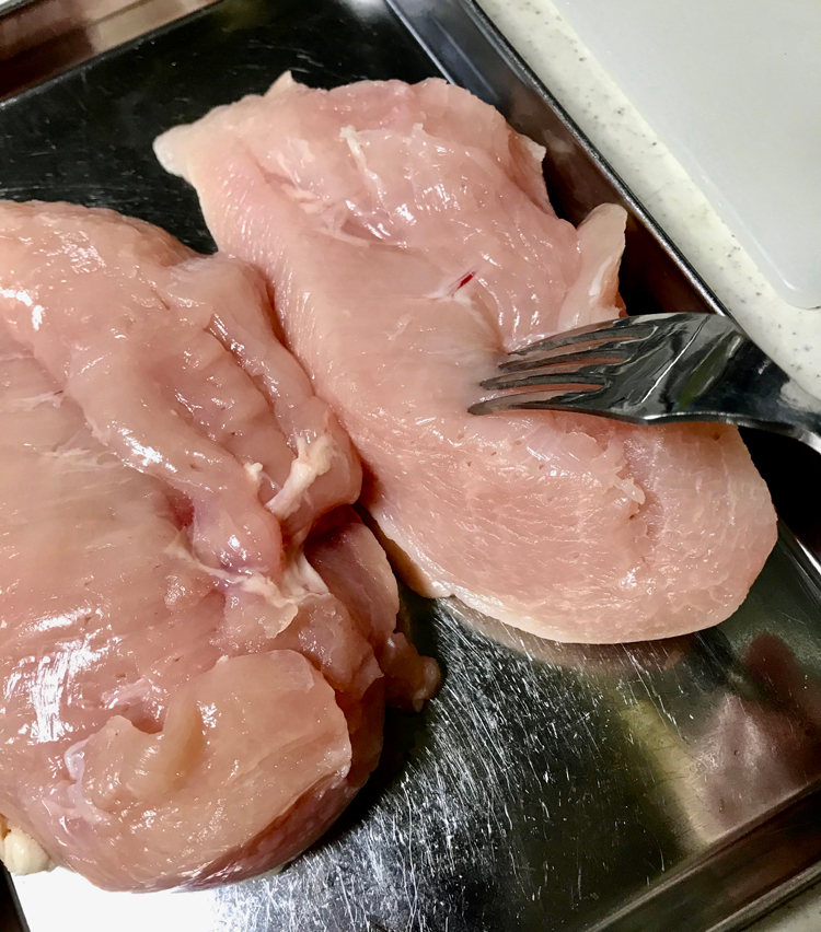 <p>1. 鳥胸肉は水気を拭き、全体をフォークで突く。</p>
