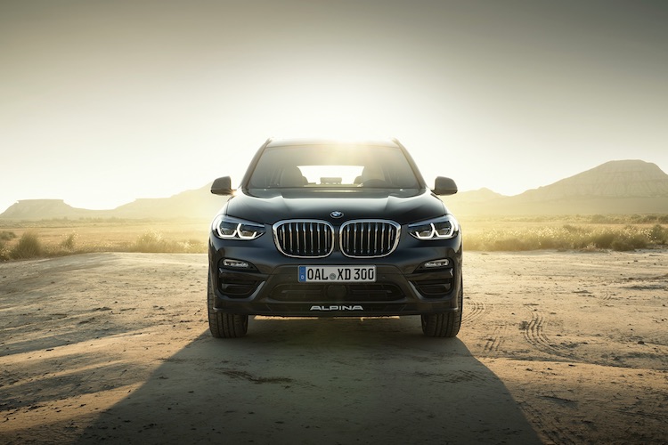 <p>BMWの4WDシステム（xDrive）をアルピナ独自のトルク配分にチューンとしている。アルピナ・スポーツ・サスペンションと電子制御式ショックアブソーバー、リアのアクティブLSDにより、乗り心地とハンドリングを両立されているという。</p>
