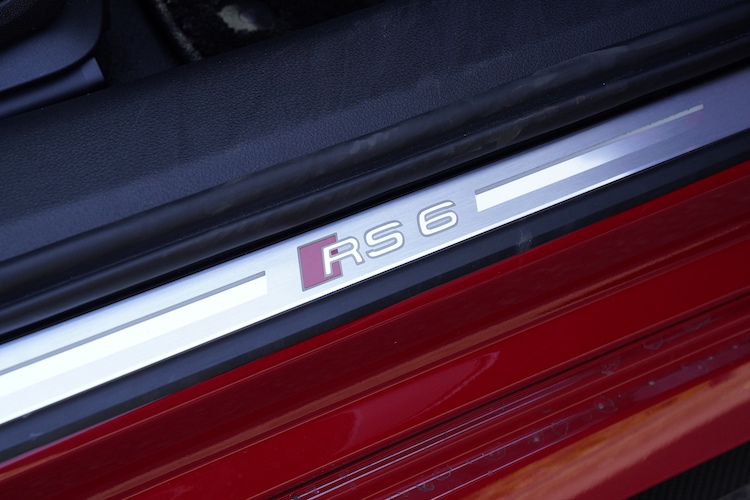 <p>サイドシルに「RS6」の文字が施されている。</p>
