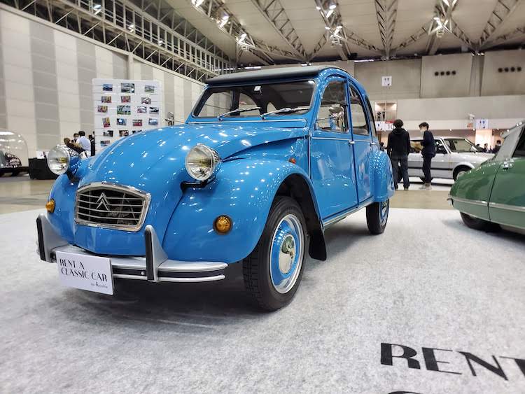 <p>こちらはシトロエン 2CV。優れた経済性と利便性の良さで1949年〜1990年まで製造されたロングセラーモデルで、当時のフランスを代表する国民車として知られている。今でもこの可愛らしいルックスで人気の高いクルマだ。</p>
