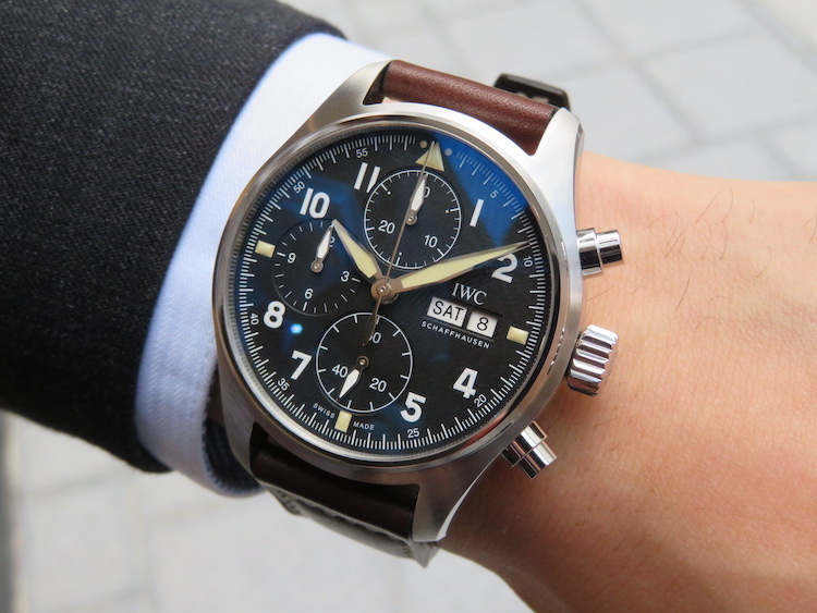 <p><strong>第1位：IWC<br />
パイロット・ウォッチ・クロノグラフ・スピットファイア</strong><br />
「旬のヴィンテージテイストと、武骨で男らしいパイロットデザインがカッコよく、41mmのケースサイズは着け心地も抜群。さらに耐磁性・防水性にも優れるので、オンオフ使いにはもってこいの1本です」（oomiya 心斎橋店・スタッフ 田井さん）</p>
