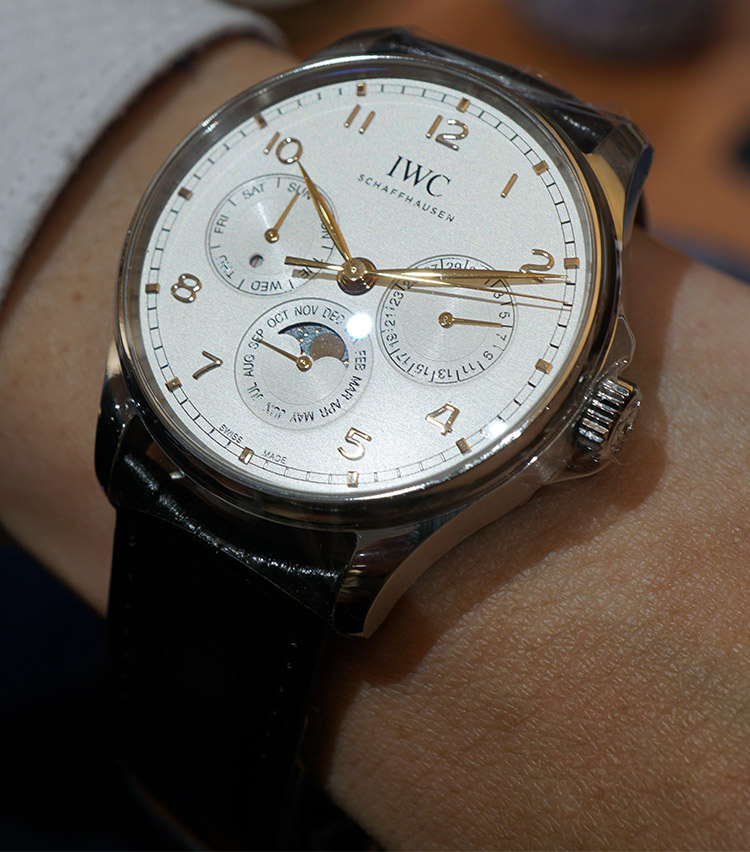 <p><strong>第2位：IWC<br />
ポルトギーゼ パーペチュアルカレンダー 42</strong><br />
ケース径：42.4mm　ケース素材：ステンレススティール　ベルト素材：アリゲーター　ムーブメント：自動巻き　価格：257万4000円</p>
