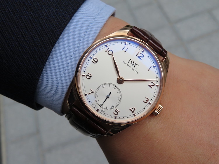 <p><strong>第2位：IWC<br />
ポルトギーゼ・オートマティック 40</strong><br />
「1930年代の誕生時から、愛され続ける定番ウォッチ。2020年登場の最新モデルは、シリーズ最小のケースサイズで、手首への収まりもよく、クラシカルで飽きのこない仕上がりです」（oomiya 心斎橋店・スタッフ 田井さん）</p>
