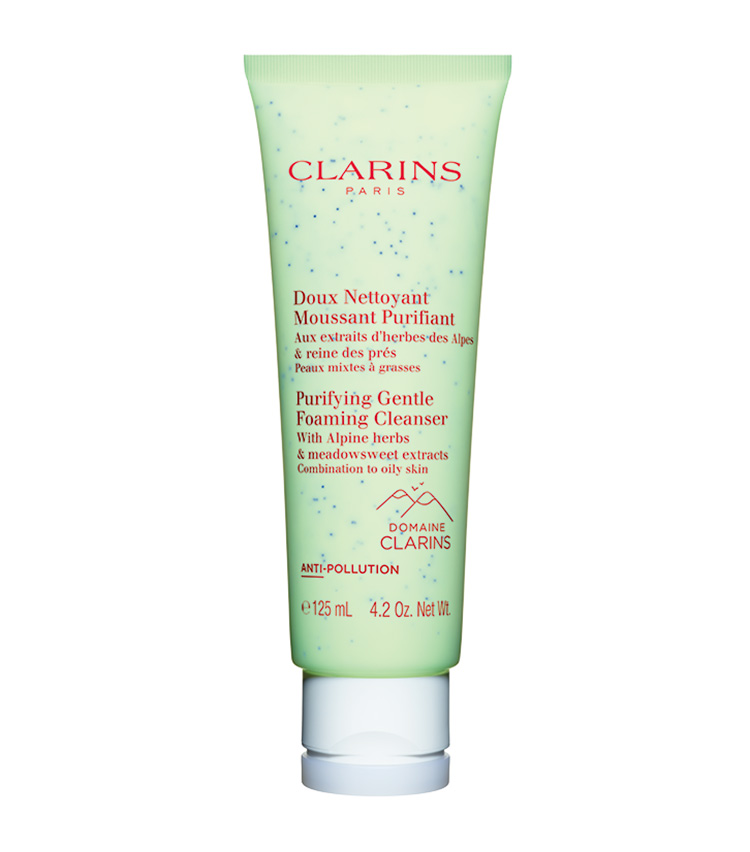 <p><b>CLARINS<br />
クラランスのジェントル フォーミング クレンザー SP コンビネーション／オイリー</b><br />
サボンソウ由来の天然洗浄成分で、肌に優しく洗えるのにしっかり汚れを落とす。スクラブ配合なのでクリアな印象へ。肌質に合わせて3種類から選べるのもうれしい。125ml 4290円（クラランス）</p>
