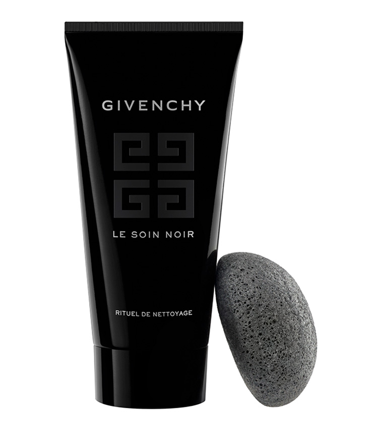 <p><b>GIVENCHY<br />
ジバンシイの洗顔ジェル　ソワン ノワール リチュアル ネトワイヤージュ</b><br />
生命力あふれる漆黒の藻とやわらかなクレイを配合したジェル状洗顔。まず顔になじませてマッサージし、その後、付属のスポンジで磨き上げれば極上の仕上がりに。175ml 1万4850円（パルファムジバンシイ）</p>
