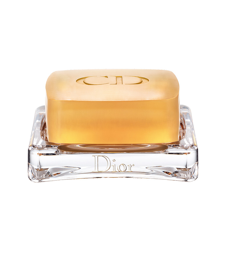 <p><b>DIOR<br />
ディオールのプレステージ ル サヴォン</b><br />
慣れ親しんだ固形石けん派なら長期間熟成されたラグジュアリーなこちらを。濃密な泡にはグリセリンが含まれ、もっちりスベスベ肌に。110g 1万1000円（パルファン・クリスチャン・ディオール）</p>
