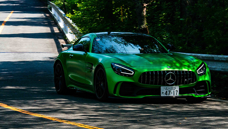 グリーンのモンスター!? 受注生産の「メルセデス AMG GT R」に試乗した