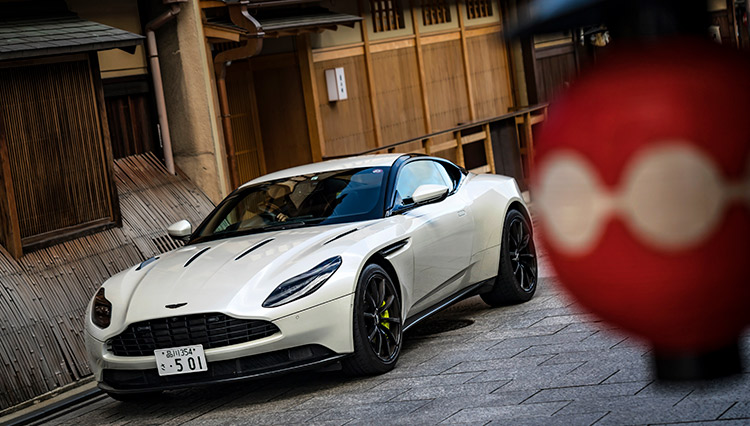 アストンマーティンの高性能モデル「DB11AMR」を内燃機関時代の最後に選ぶべき理由