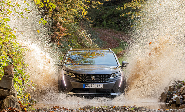 今月の1台　PEUGEOT 3008 GT HYBRID4_水を跳ねる