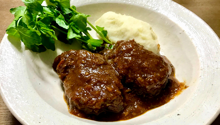 お家でビストロ！　時間のある週末に仕込みたい「牛ほほ肉の赤ワイン煮込み」