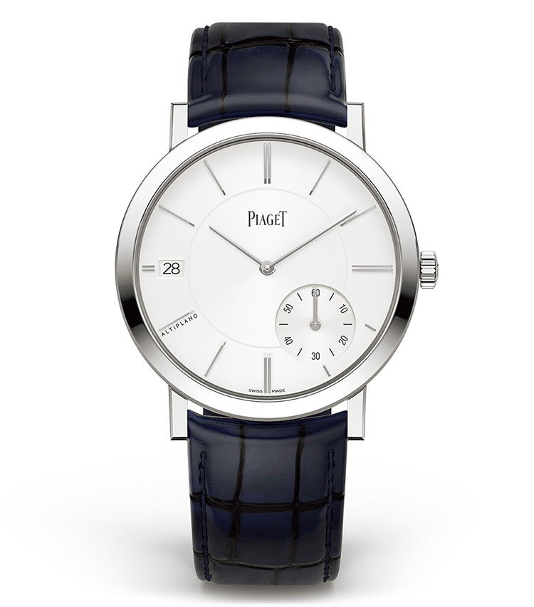 <p><b>PIAGET（ピアジェ）<br />
アルティプラノ40mm オートマティック</b><br />
<br />
<b>アシメトリックなレイアウトに遊ぶ</b><br />
スモールセコンドは5時位置、日付窓は9時位置。意外性のある配置が、6.36mm厚の極薄ウォッチにリズミカルな表情を与える。そのダイヤルをシルキーな風合いを持つオパリンへと一新。気品をより高めた。自動巻き。径40mm。18KWGケース。アリゲーターストラップ。305万8000円。9月発売予定（ピアジェ コンタクトセンター）</p>
