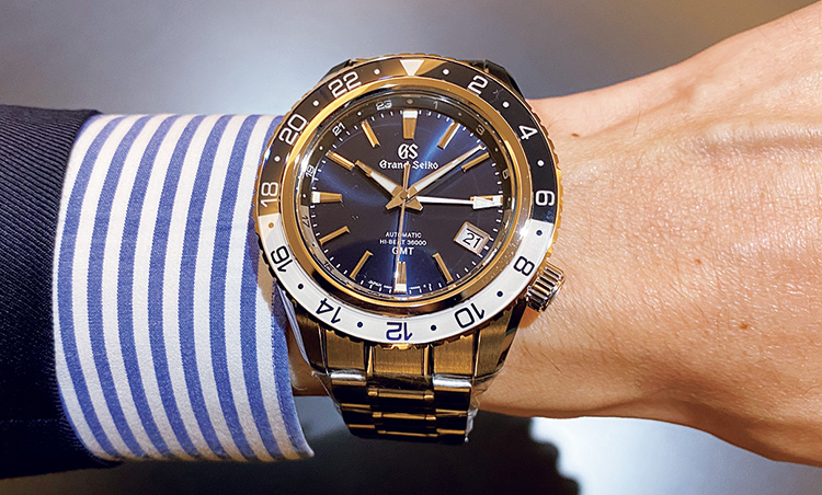 <p><b>イチオシその2：GRAND SEIKO（グランドセイコー）<br />
スポーツコレクションメカニカルハイビートGMT SBGJ237</b><br />
「ベゼル表面にサファイアガラスを使用した、高級感漂うGMTモデル。実用的な機能を備え、さらにハイビートで高精度を誇ります。グランドセイコーの中でも若々しくおすすめの一本です」。</p>
