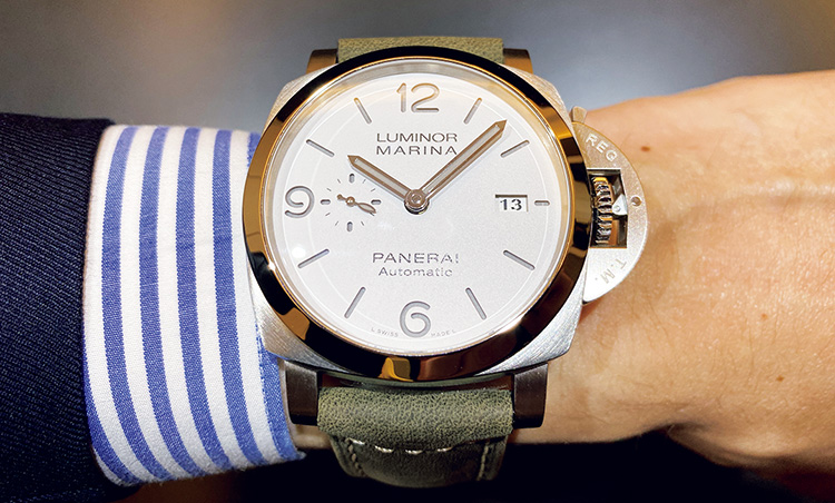 <p><b>イチオシその3：PANERAI（パネライ）<br />
ルミノール マリーナ-44mm</b><br />
「パネライでは珍しいホワイトのサンドイッチ文字盤が、ポリッシュケースに映えます。ミリタリーカラーのストラップでカジュアルなファッションにも合います」。</p>
