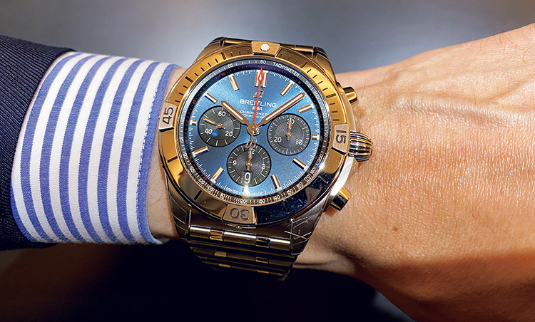 <p><b>イチオシその5：BREITLING（ブライトリング）<br />
クロノマット B01 42</b><br />
「装着感を追求したルーローブレスがこだわりのブライトリングのクロノマットシリーズ。こちらのモデルは文字盤のカラーリングもシックな風合いで大人のスポーツウォッチとして手元を演出してくれます」。</p>
