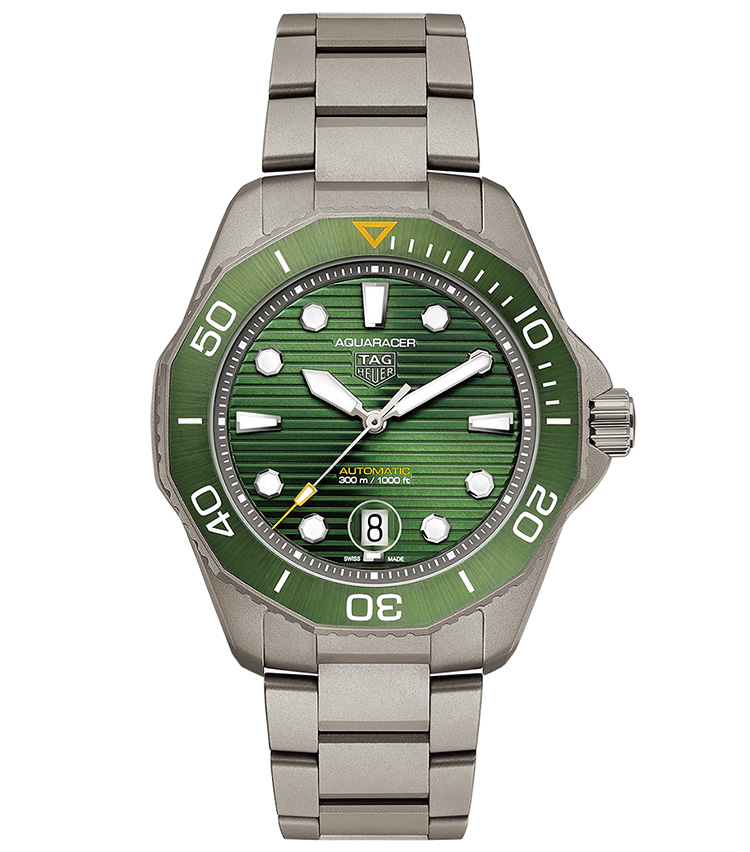 <p><b>TAG HEUER（タグ・ホイヤー）<br />
アクアレーサープロフェッショナル300<br />
<br />
レトロモダンに変貌した12角形ベゼルのダイバーズ</b><br />
ダイバーズコレクションを今年一新。インデックスを八角形のドットに変更するなど、ほのかにレトロな雰囲気に。ケースとブレスはサンドブラストでマットに、一方グリーンダイヤルはサンレイに艶めく。自動巻き。径43mm。チタンケース＆ブレスレット。49万5000円（LVMH ウォッチ・ジュエリー ジャパン タグ・ホイヤー）</p>
