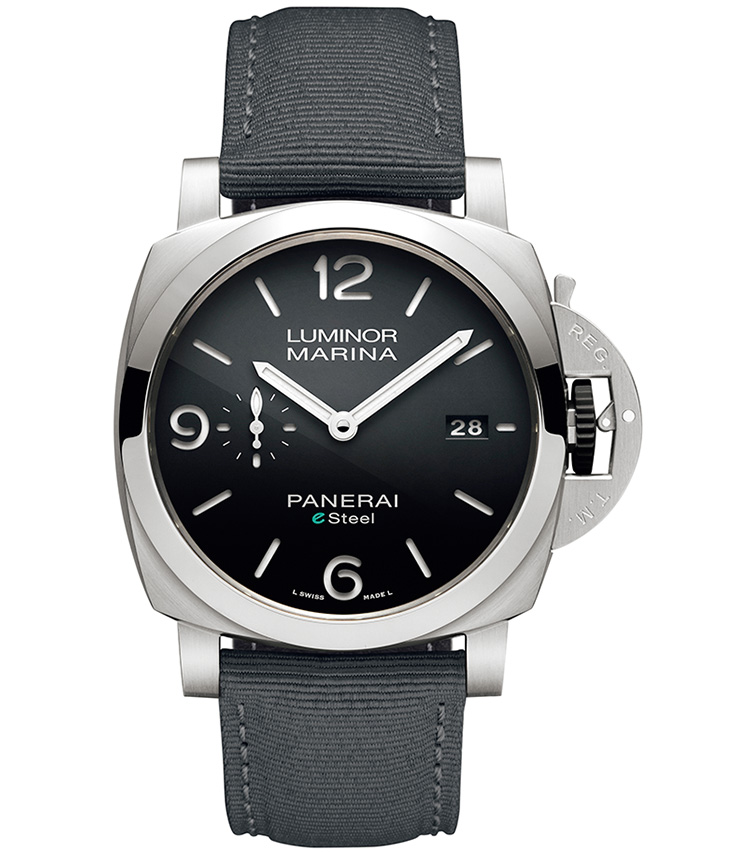 <p><b>PANERAI（パネライ）<br />
ルミノール マリーナeスティール™<br />
<br />
持続可能な社会に向けて様々な企業と共同開発へ</b><br />
本作で採用されたスティール合金eスティール™はリサイクルベースの素材で作られたもの。にもかかわらず、耐食性は従来のステンレススティールと遜色ない。152.4gある総重量の58.4％相当がリサイクルベース素材で構成される。自動巻き。径44mm。eスティールケース。リサイクルPETストラップ。300m防水。105万6000円（オフィチーネ パネライ）</p>
