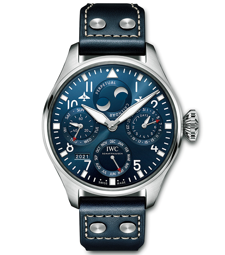 <p><b>IWC（アイ・ダブリュー・シー）<br />
ビッグ・パイロット・ウォッチ・パーペチュアル・カレンダー<br />
<br />
鮮烈なブルーをまとった永久カレンダーの名機</b><br />
堂々たる大型ケースの永久カレンダーが、ブルーダイヤルでコレクションに登場。両半球のムーンフェイズは、その横の機影 に記したNとSで南北を示す。7日巻きの自社製Cal.52615を搭載。3時位置の日付表示にパワーリザーブ計を重ね、見やすく整理した。自動巻き。径46.2mm。SSケース。カーフストラップ。356万4000円（IWC）</p>
