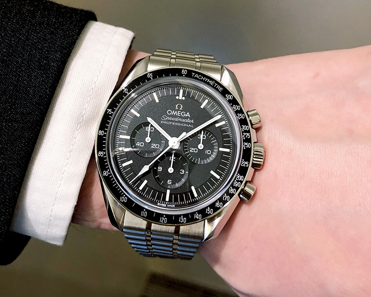 <p><b>イチオシその1：OMEGA（オメガ）<br />
スピードマスター ムーンウォッチ マスター クロノメーター</b><br />
「人類初の月面着陸に同行した伝説の腕時計が生まれ変わりました。磁気に打ち勝つ新ムーブメント、細かなディティールの変更等、その全てに興味が尽きません。軽量化された新しいブレスレットは腕馴染みも抜群です」。</p>
