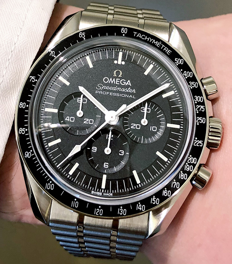 <p><b>イチオシその1：OMEGA（オメガ）<br />
スピードマスター ムーンウォッチ マスター クロノメーター</b><br />
手巻き。径42mm。SSケース＆ブレスレット。73万7000円</p>
