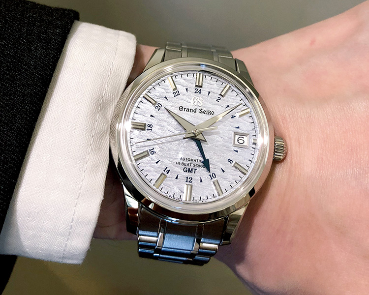 <p><b>イチオシその2：GRAND SEIKO（グランドセイコー）<br />
エレガンスコレクション メカニカルハイビートGMT SBGJ249</b><br />
「10振動のきめ細かな秒針の動き、日差＋5秒から－3秒の高精度、GMT機能、最大巻き上げ時、約55時間持続のパワーリザーブ。これらを日常使いに最適なサイズに収めた国産最高峰ブランドの新作は、多くの支持を得ています」。</p>
