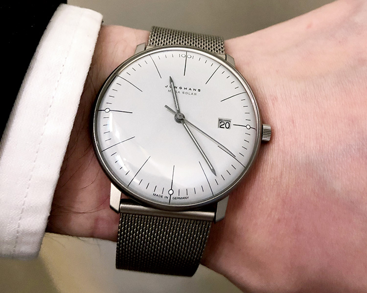 <p><b>イチオシその5：JUNGHANS（ユンハンス）<br />
マックスビル メガ ソーラー</b><br />
「ドイツ製品ならではの余計な装飾を排したシンプルで機能的な美しさに、電波ソーラー機能を備えた1本。究極のデザインと高い実用性、極めて軽く装着感抜群のチタンケース×ブレスレットはまるで身体の一部のようにフィットします」。</p>
