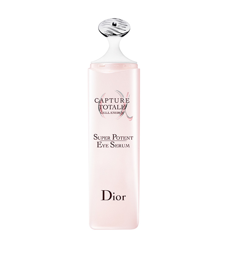 <p><b>DIOR<br />ディオールのカプチュールトータル セル ENGY アイ セラム</b><br />
幹細胞研究を重ねてきたディオールのこちらのシリーズから待望のアイセラムが登場。肌の弾力性に着目し、“360° クライオゥ‐フレックス”というアプリケーターを搭載した。目元の凹凸にぴったりと密着。20ml 9900円（パルファン・クリスチャン・ディオール）</p>
