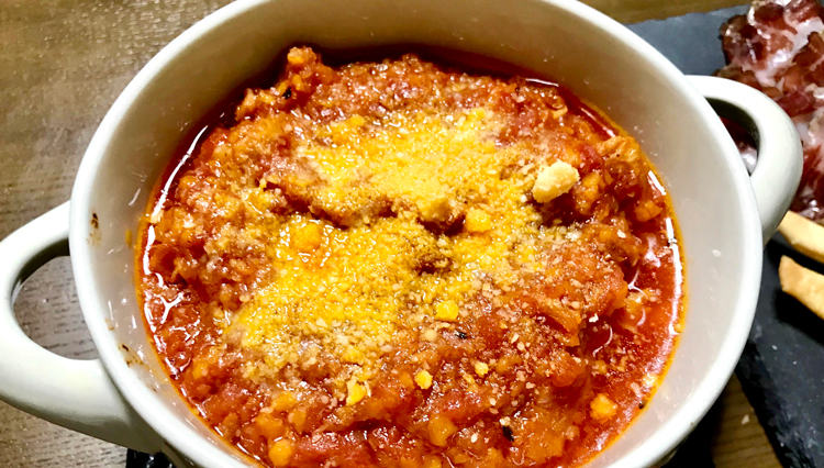 ワインと合わせておうちでイタリア気分！「トリッパのトマトソース煮込み」