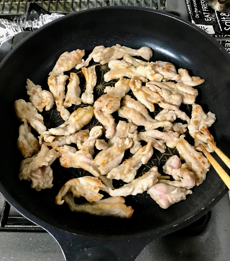 <p>8. 片面づつ焼き目をつける。あまり触らずに、じっくりと焼くのがコツ。</p>
