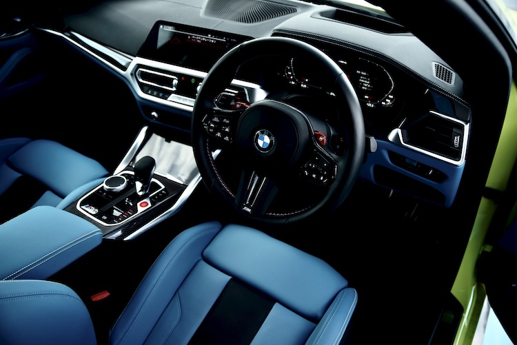 BMW M4 運転席