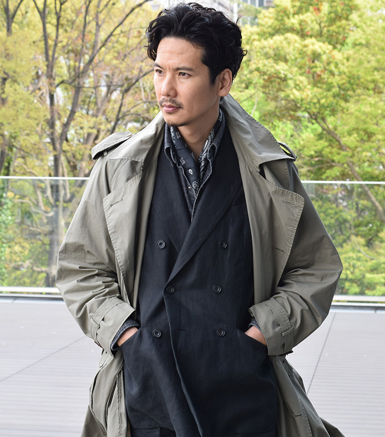 <p><strong>The V-Zone with an American slant </strong></p>
<p>The inner garments that are paired with this English brand suit, are a western shirt and a silk scarf with a bandana pattern. Mixing Anglo-American styles is a quintessentially Nishiguchi-esque style signifier. Aside from the coat, all of the elements are all uniformly black, lending a more modern impression to the look. </p>
